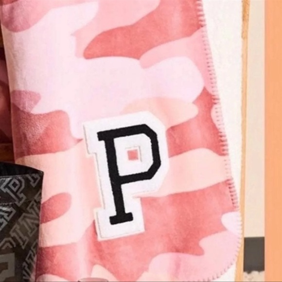 Pink camo Sherpa blanket - Picture 3 of 5